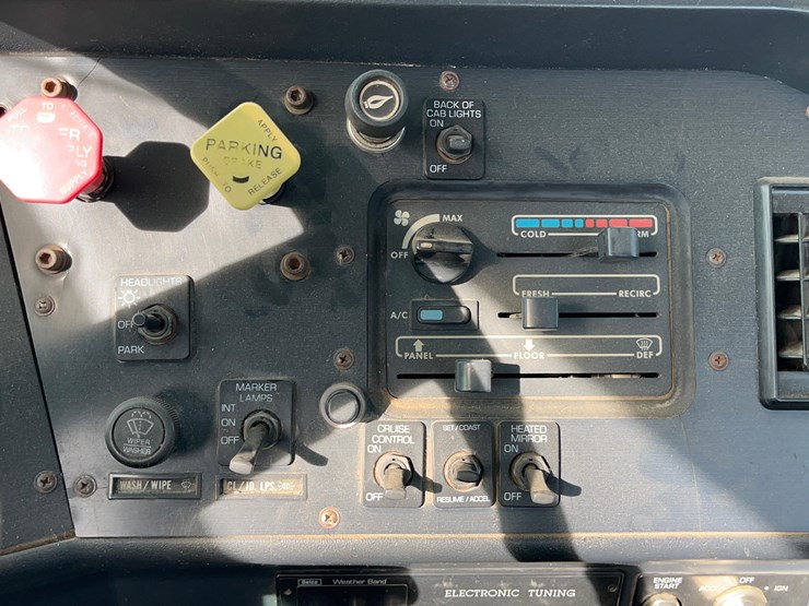 1995-volvo-truck-image-64