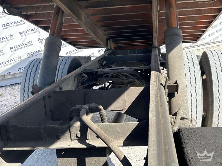 2010-freightliner-m2-106-image-21