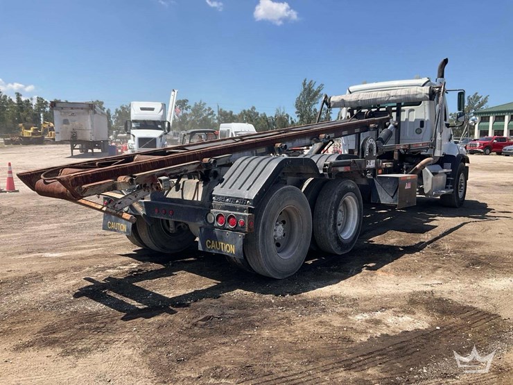 2014-freightliner-114sd-image-3