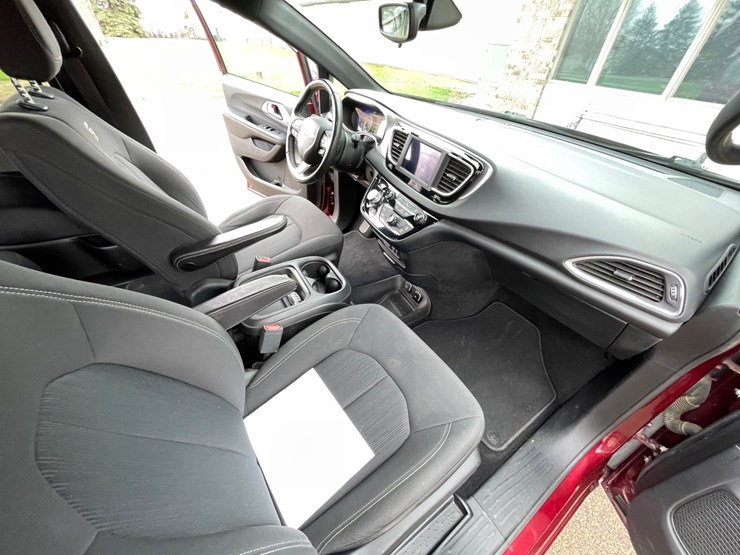 2018-chrysler-pacifica-image-38