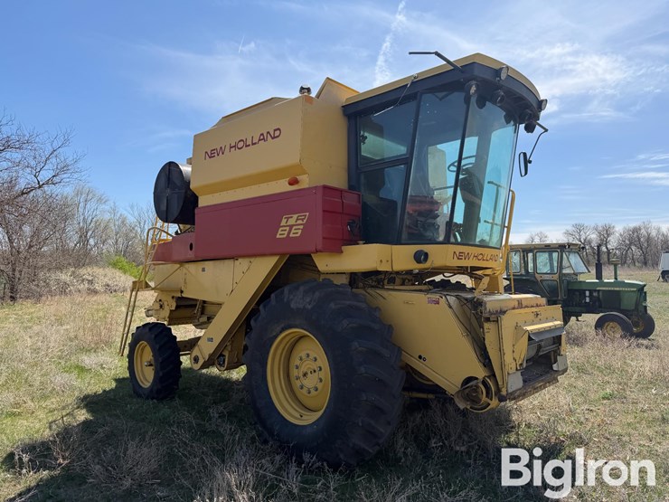 new-holland-tr86-image-3