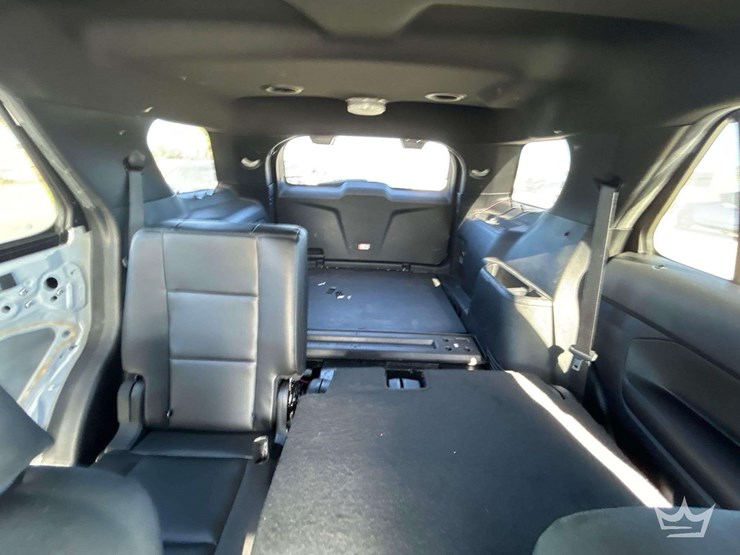 2017-ford-explorer-image-16