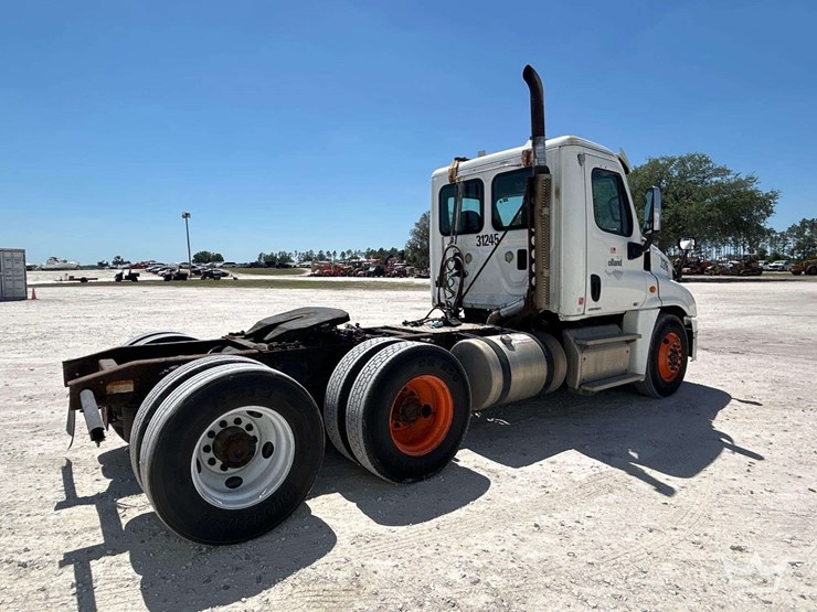 2012-freightliner-cascadia-125-image-3