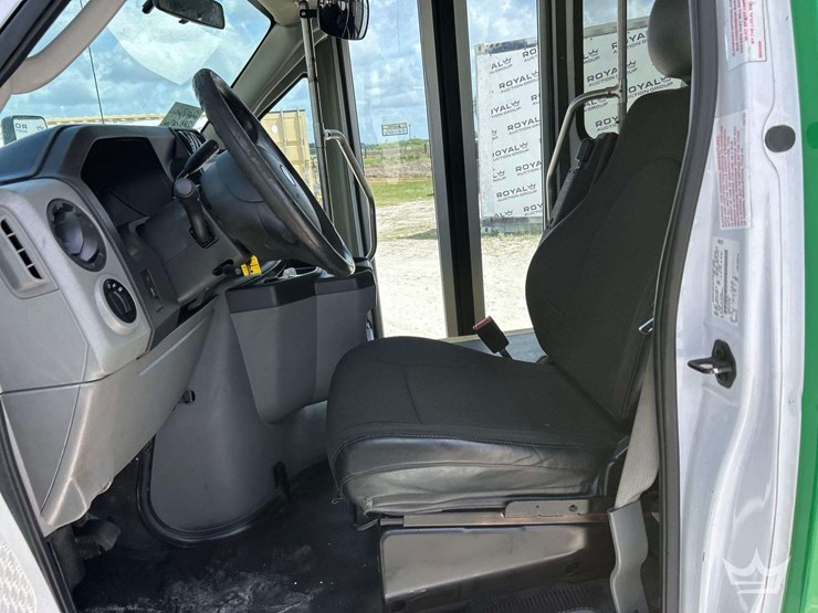 2017-ford-e450-image-12