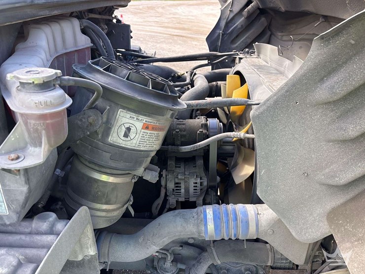 2007-freightliner-m2-106-image-11