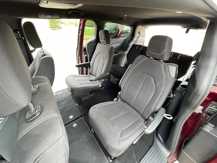 2018-chrysler-pacifica-image-43