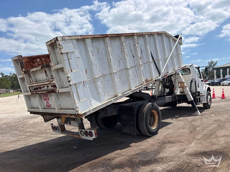 2015-freightliner-m2-106-image-39