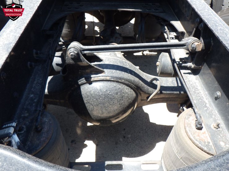 2022-volvo-vnl860-image-9