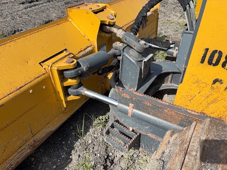 2023-deere-650k-lgp-image-16