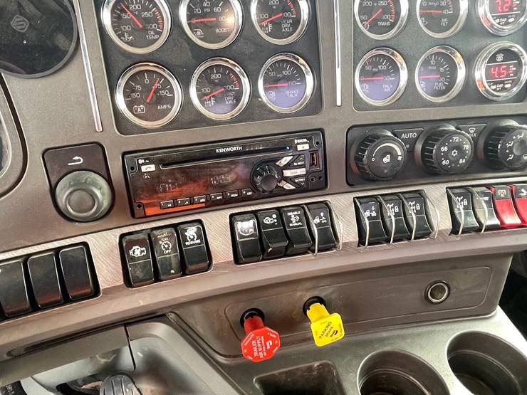 2015-kenworth-t880-image-100