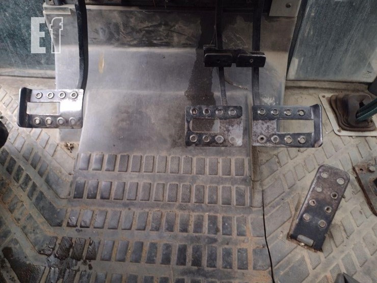 2002-massey-ferguson-4233-image-8