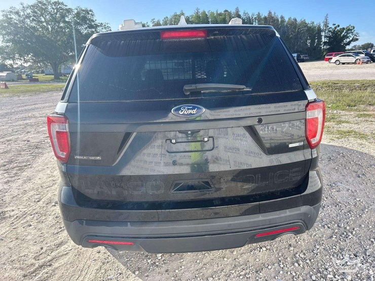 2016-ford-explorer-image-28