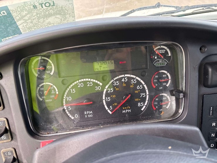 2015-freightliner-m2-106-image-36
