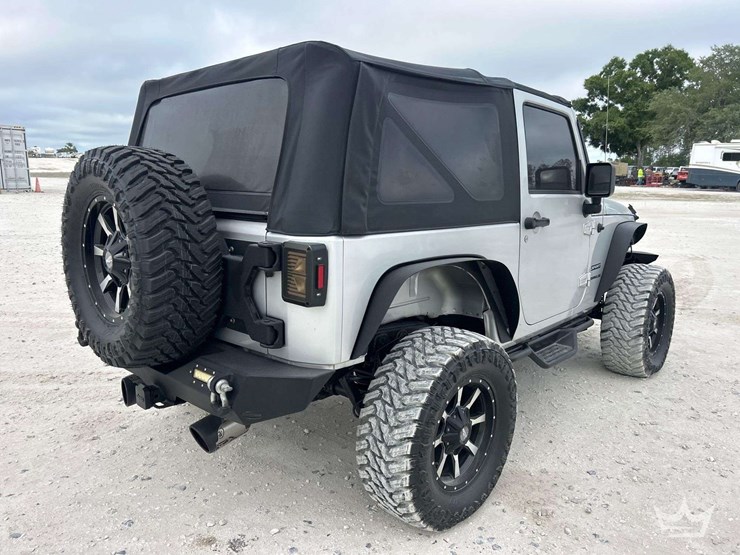 2011-jeep-wrangler-sport-image-3