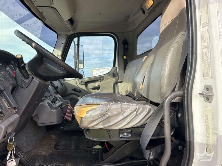 2015-freightliner-m2-106-image-11