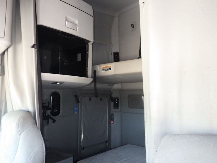 2016-kenworth-t680-image-27