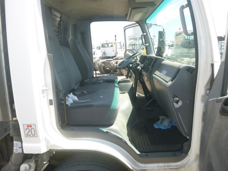 2014-isuzu-nqr-image-15