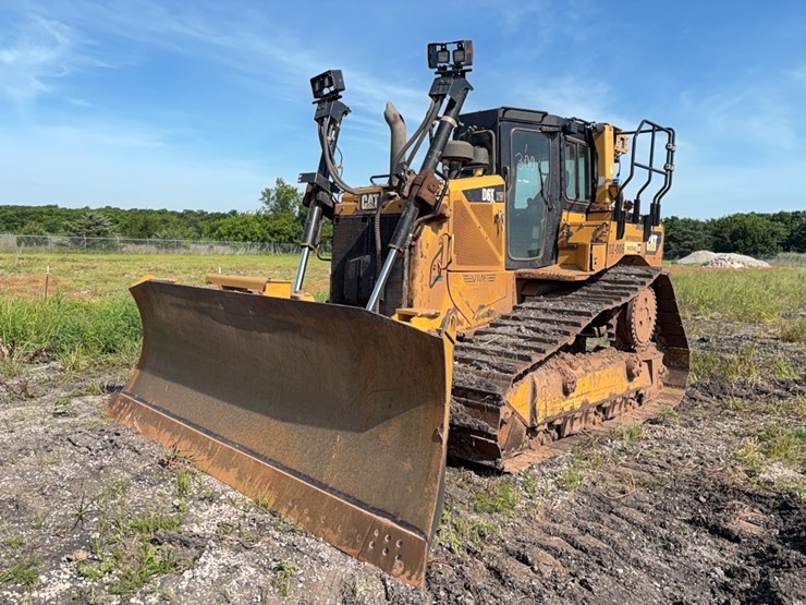 2016-caterpillar-d6t-image-2