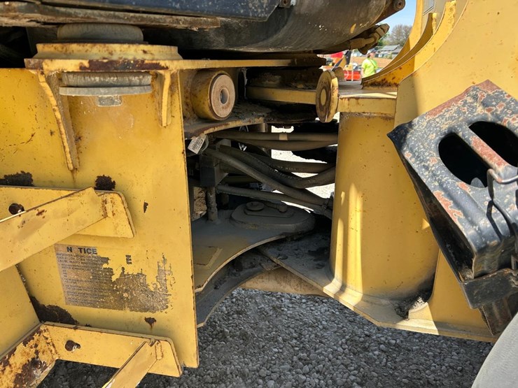 caterpillar-906-image-12