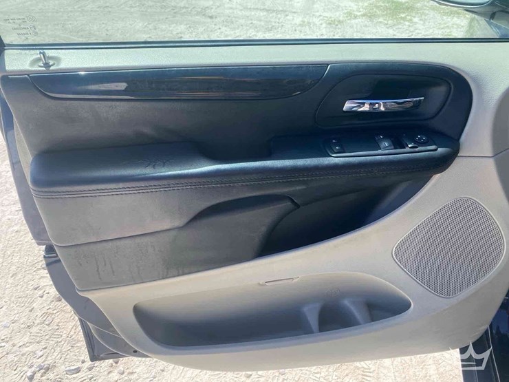 2016-dodge-grand-caravan-image-24