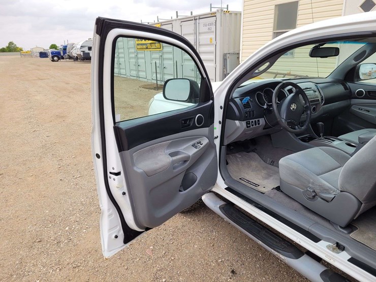 2010-toyota-tacoma-sr5-image-12