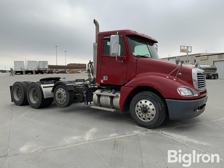 2017-freightliner-columbia-120-image-3