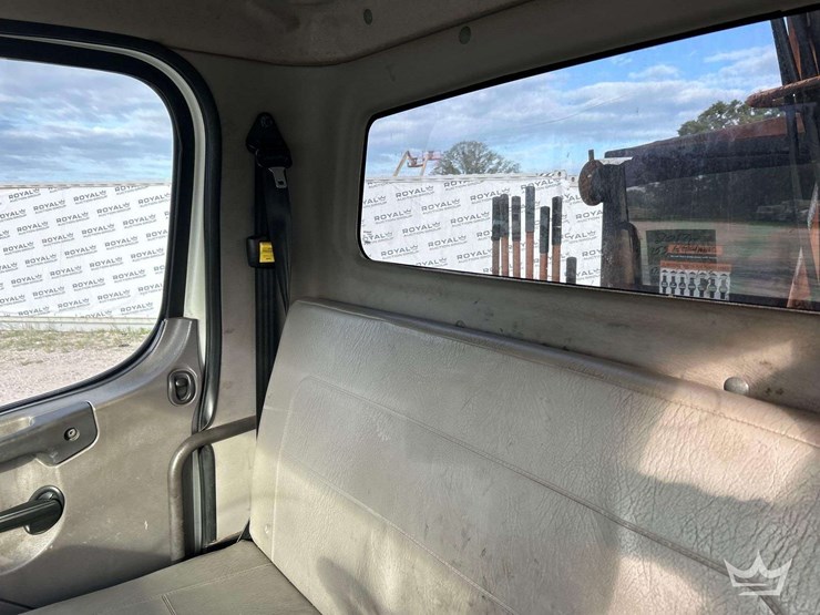 2015-freightliner-m2-106-image-18