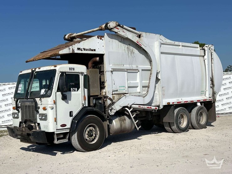 2015-peterbilt-320-image-1