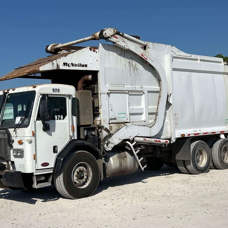 2015 PETERBILT 320