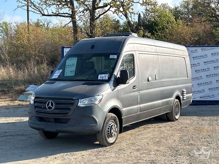2021-mercedes-benz-sprinter-4500-image-1