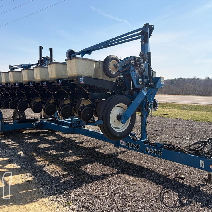 1999 KINZE 2600