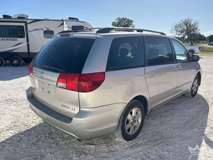 2004-toyota-sienna-image-3