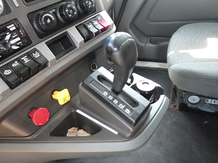 2016-kenworth-t680-image-26