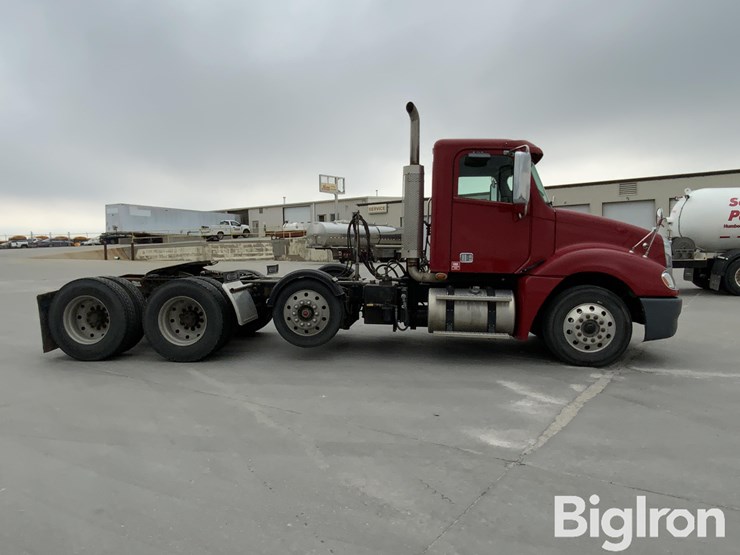 2017-freightliner-columbia-120-image-4