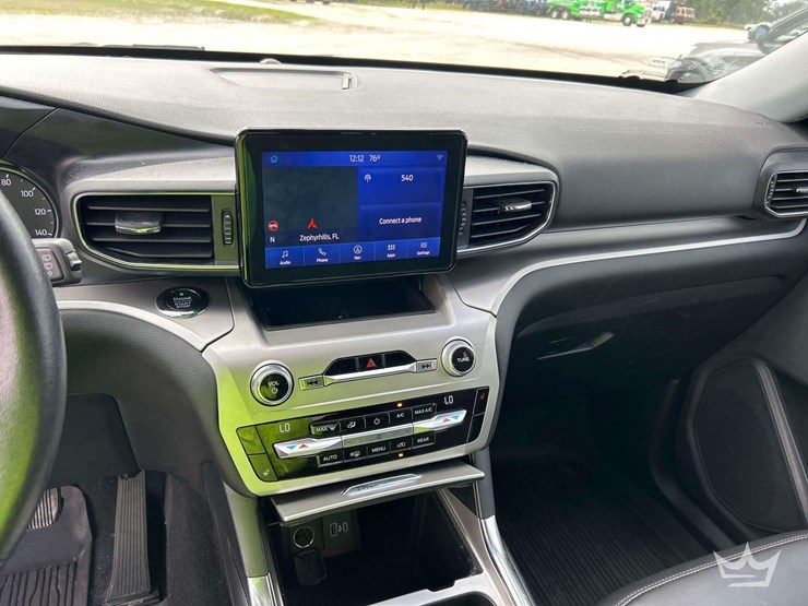 2021-ford-explorer-image-17