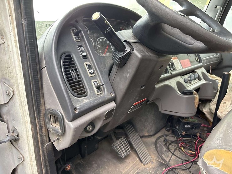 2010-freightliner-m2-106-image-39
