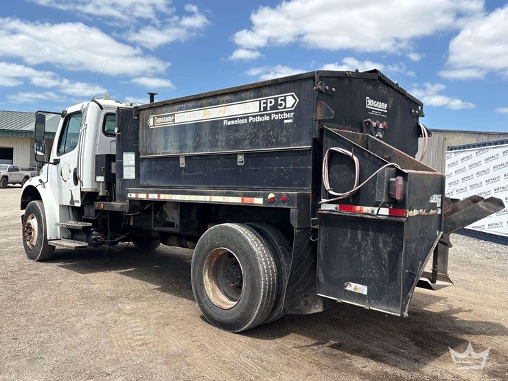 2007-freightliner-m2-106-image-5