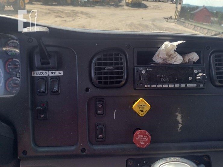 2015-freightliner-business-class-m2-106-image-8