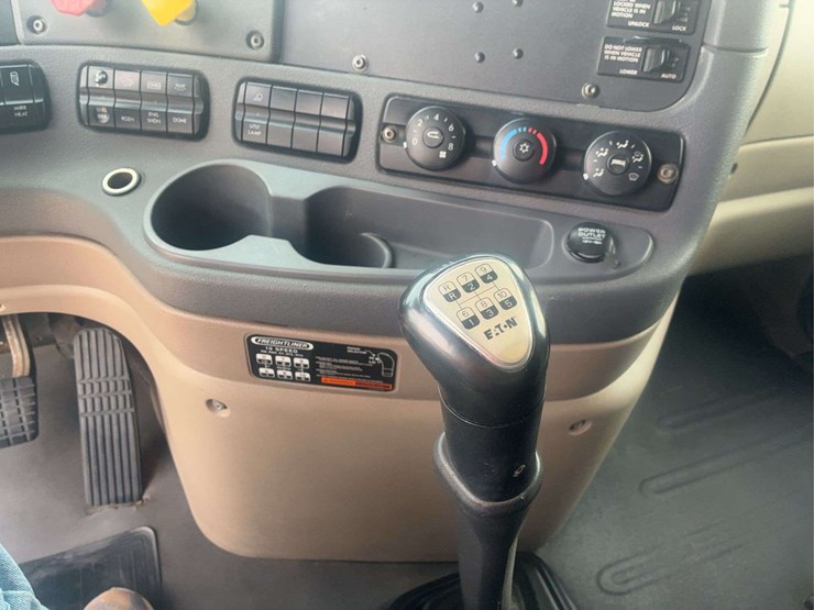 2015-freightliner-cascadia-125-image-29