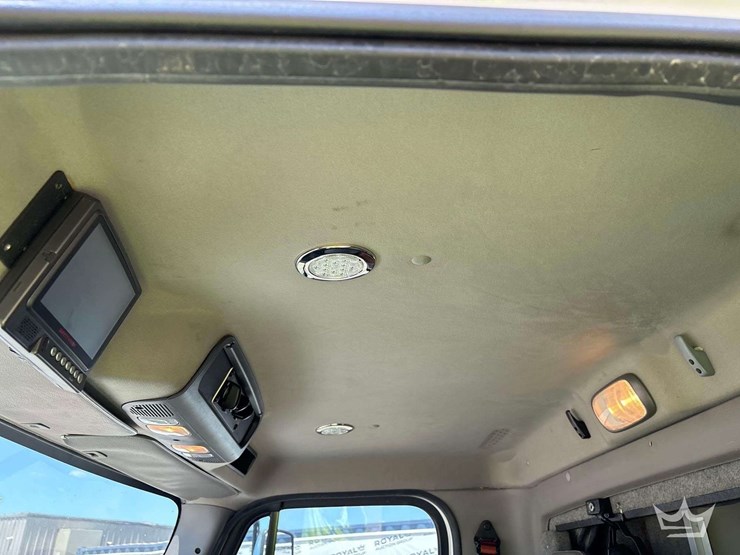 2015-freightliner-m2-106-image-22