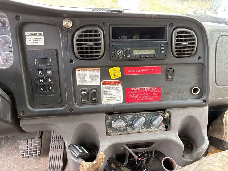 2010-freightliner-m2-106-image-43