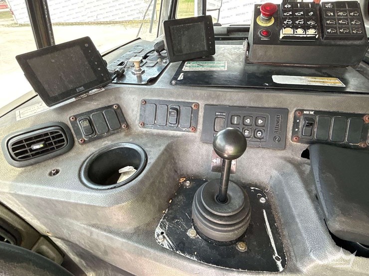 2015-peterbilt-320-image-15