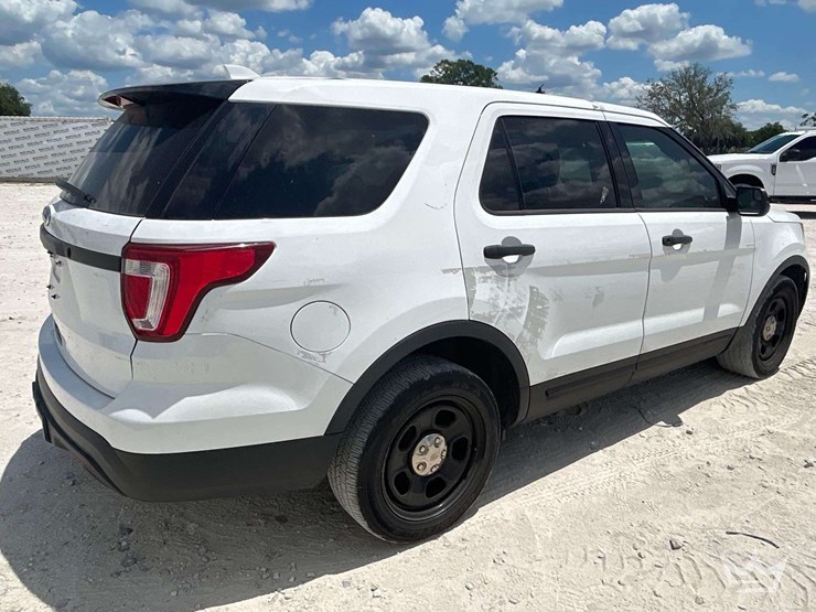 2017-ford-explorer-image-3