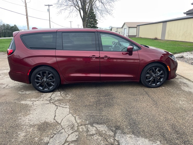 2018-chrysler-pacifica-image-4