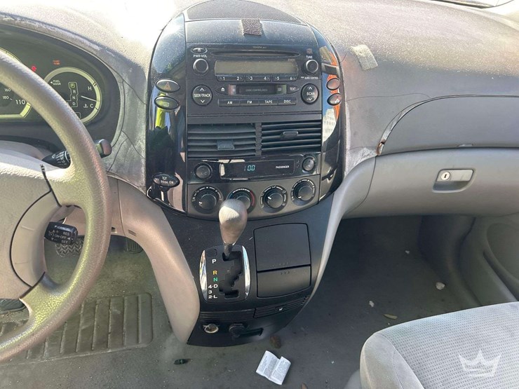2004-toyota-sienna-image-15