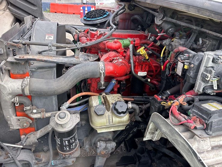 2015-freightliner-m2-106-image-16