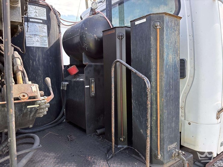 2007-freightliner-m2-106-image-32