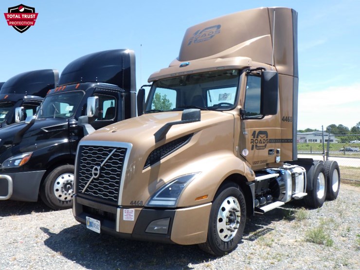 2022-volvo-vnl300-image-1