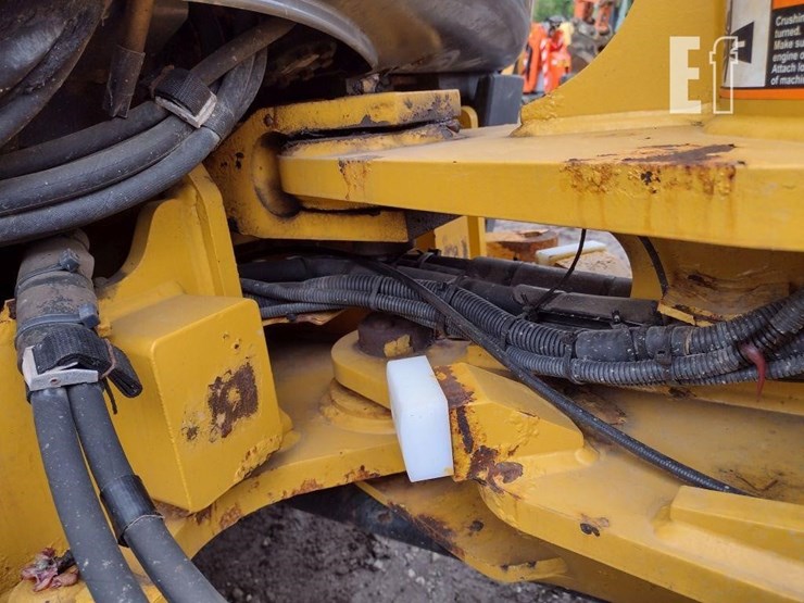 deere-204l-image-35