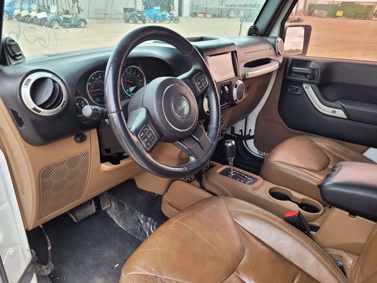 2014-jeep-wrangler-unlimited-sahara-image-15